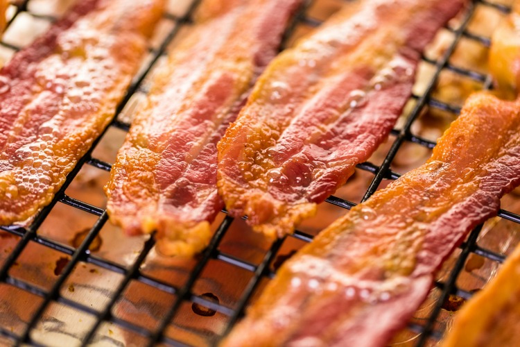 BEST way to cook perfect bacon is in the oven. Crisp & golden brown - oven baked bacon is the way to go. Practically mess-free and ready in under 20 minutes | www.ezebreezy.com | #bacon #perfectbacon #recipe