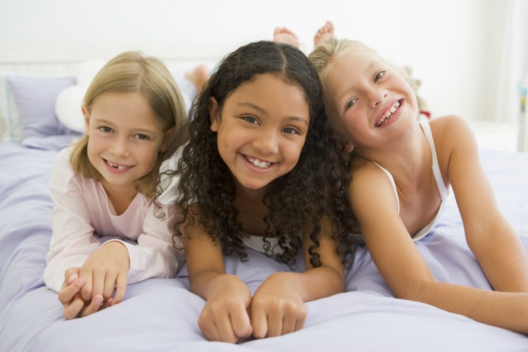 Sleeping at a friends house is a fun part of growing up but sometimes sleepover fears can kick in and a child’s fun can turn into anxiety. 10 Tips To Help Stop Sleepover Fears | ezebreezy.com