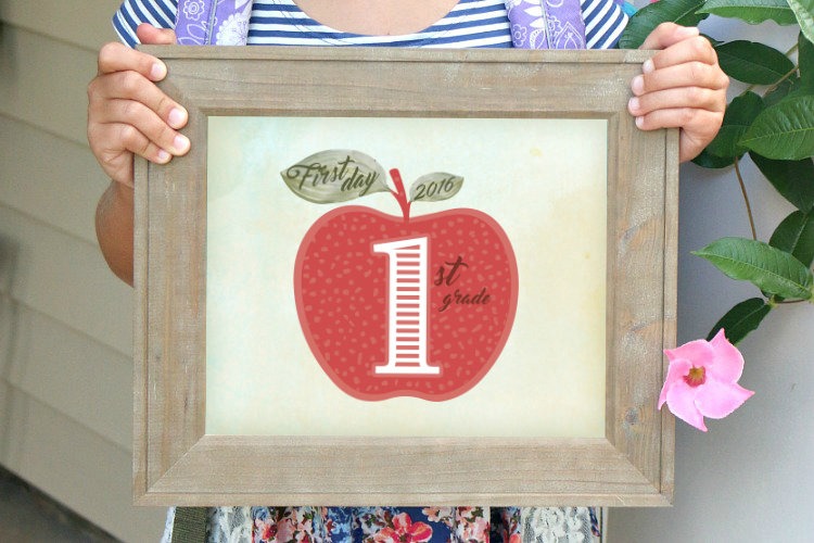 Capture your child's first day of school with these cute FREE printable apple signs from preschool through 8th grade!