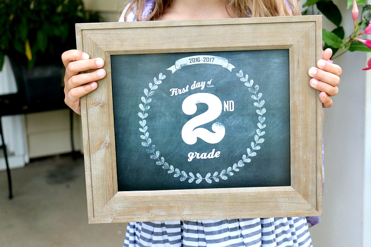 Capture your child's first day of school with these adorable FREE printable chalkboard signs from preschool through 8th grade!