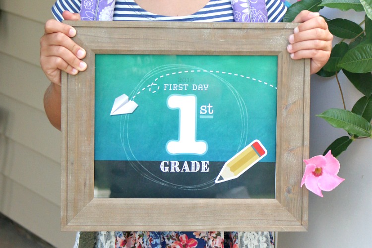 Capture your child's first day of school with these adorable FREE printable chalkboard signs from preschool through 8th grade!