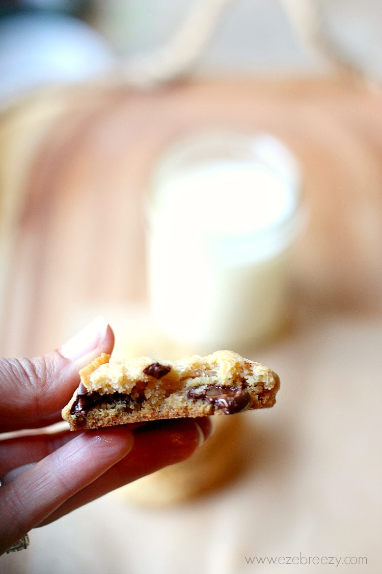 The BEST SOFT AND CHEWY Chocolate Chip Cookie - and it just so happends to be gluten free! | www.ezebreezy.com