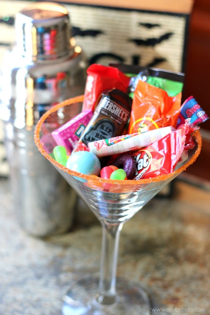 These candy cocktails put the perfect spin on your favorite Halloween treat! Fun chart includes 60 recipes for candy-inspired drinks including chocolates like Snickers and Reeses’s Peanut Butter Cups (yay!), as well as other candies like Lemonheads and Starburst. | ezebreezy.com