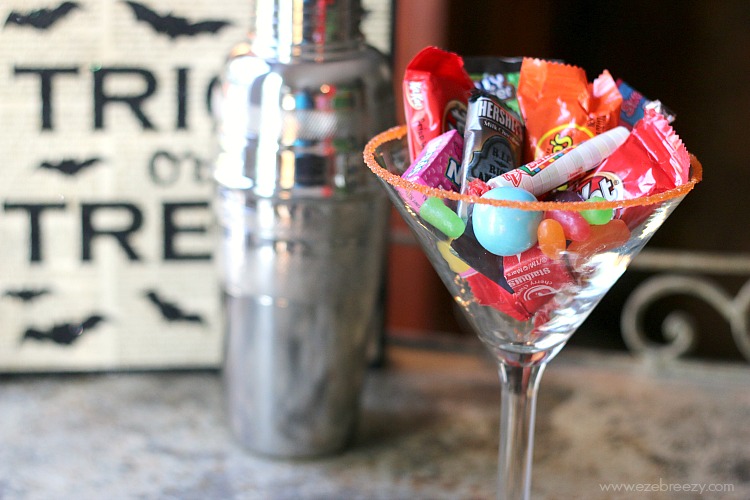 These candy cocktails put the perfect spin on your favorite Halloween treat! Fun chart includes 60 recipes for candy-inspired drinks including chocolates like Snickers and Reeses’s Peanut Butter Cups (yay!), as well as other candies like Lemonheads and Starburst. | ezebreezy.com