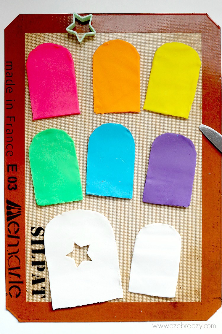 PLAY DOUGH POPSICLE - The perfect play dough activity for kids! Use different color play dough, add fun decorations to the outside....The popsicle possibilities are endless! | www.ezebreezy.com