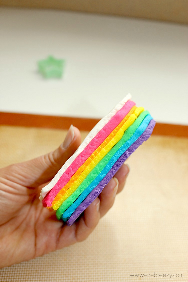 PLAY DOUGH POPSICLE - The perfect play dough activity for kids! Use different color play dough, add fun decorations to the outside....The popsicle possibilities are endless! | www.ezebreezy.com