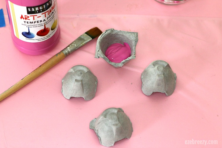 Make this fun DIY Egg Carton Crown Craft with your kids! This perfect easy craft is fun to make and fun for pretend play. | www.ezeBreezy.com