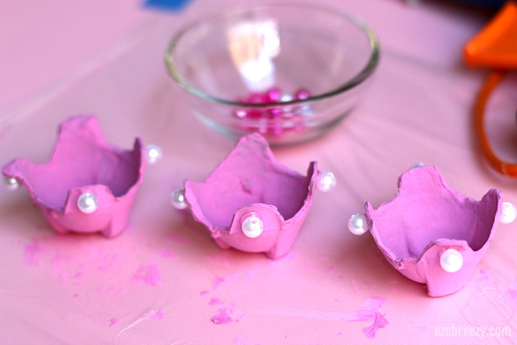 Make this fun DIY Egg Carton Crown Craft with your kids! This perfect easy craft is fun to make and fun for pretend play. | www.ezeBreezy.com