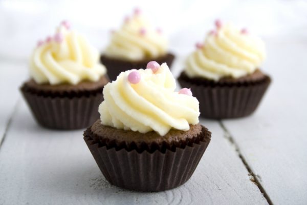 Quick and Easy Buttercream Frosting that's perfect for cakes, cupcakes and even cookies. Uses only 5 ingredients and has just the right touch of sweetness. | www.ezeBreezy.com