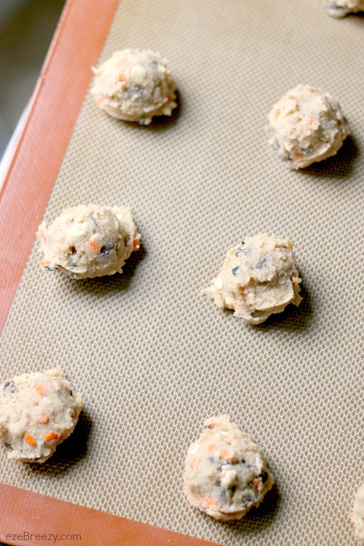 4 Ingredient Halloween Cookies – simple ingredients and whip up in about 5 minutes. The perfect Halloween twist to a delicious chocolate chip cookie! | ezeBreezy.com | #easyrecipe | #Halloweenrecipes | #Halloweencookies | #chocolatechipcookies