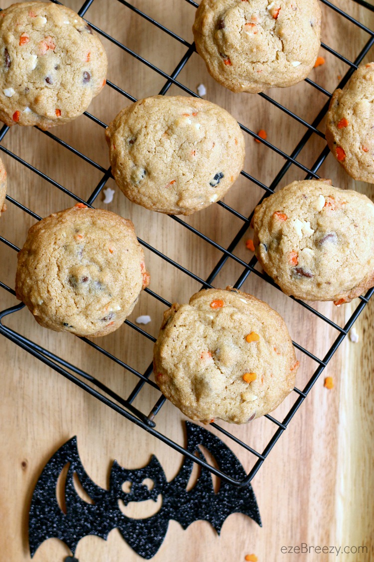 4 Ingredient Halloween Cookies – simple ingredients and whip up in about 5 minutes. The perfect Halloween twist to a delicious chocolate chip cookie! | ezeBreezy.com | #easyrecipe | #Halloweenrecipes | #Halloweencookies | #chocolatechipcookies
