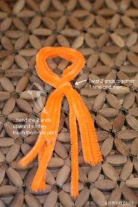 Easy Pipe Cleaner Spider Craft for kids of all ages and just in time for Halloween. | ezeBreezy.com | pipe cleaner craft | craft fo rkids | spider craft | Halloween craft | Easy crafts