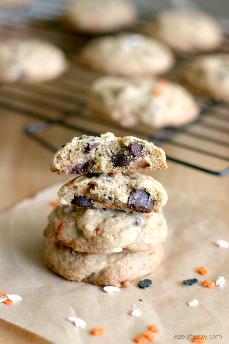 4 Ingredient Halloween Cookies – simple ingredients and whip up in about 5 minutes. The perfect Halloween twist to a delicious chocolate chip cookie! | ezeBreezy.com | #easyrecipe | #Halloweenrecipes | #Halloweencookies | #chocolatechipcookies