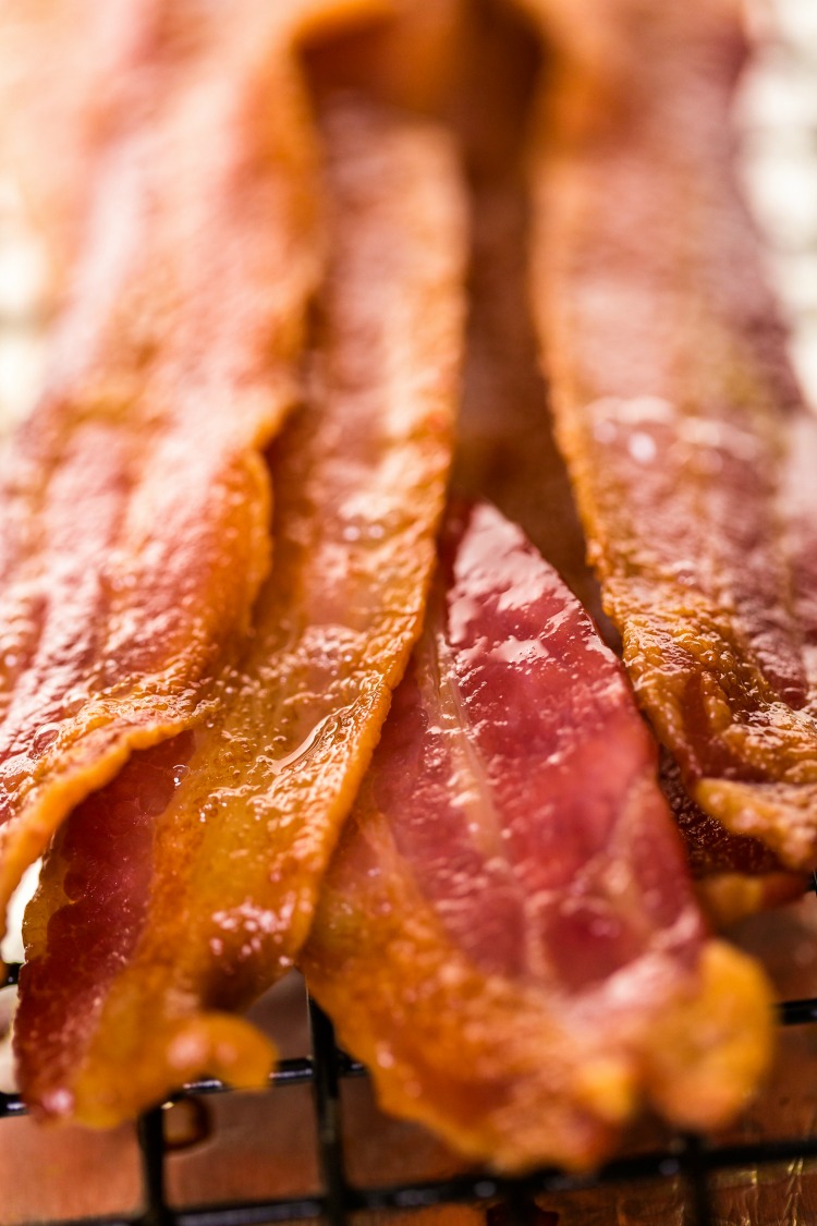 BEST way to cook perfect bacon is in the oven. Crisp & golden brown - oven baked bacon is the way to go. Practically mess-free and ready in under 20 minutes | www.ezebreezy.com | #bacon #perfectbacon #recipe 