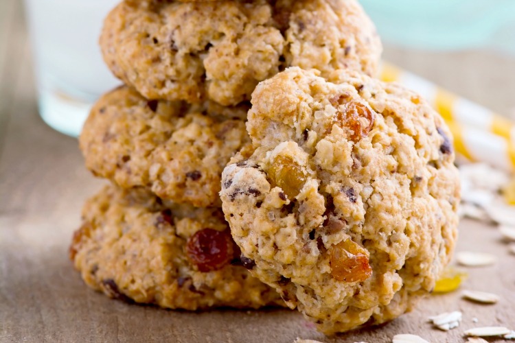 These delicious Oatmeal Breakfast Cookies are packed with healthy whole grains and have the perfect touch of sweetness.  Your family will devour them and love eating cookies for breakfast! #breakfast #healthybreakfast #oatmeal #easyrecipes